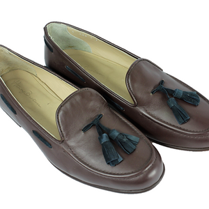 Loafer cafe con motas azul